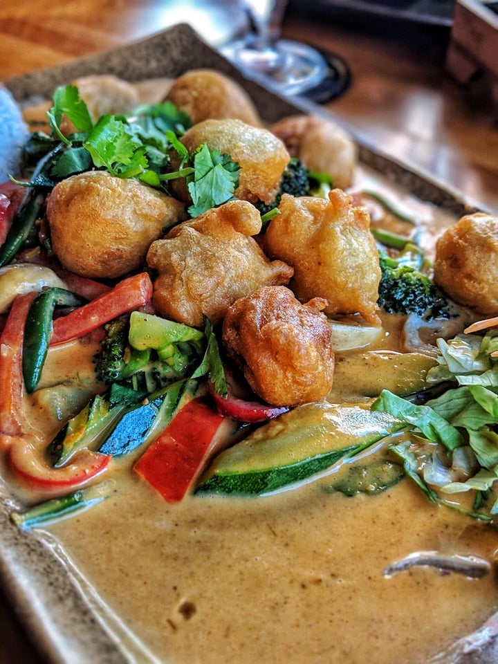 photo of MOM'S Restaurant Vegan und Sushi 33. Cơm Gà Sốt Lạc shared by @schmankyvegan on  20 May 2019 - review