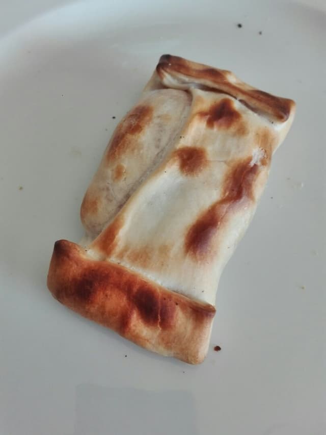 菜肴“Empanada De Jamón Y Queso”的照片