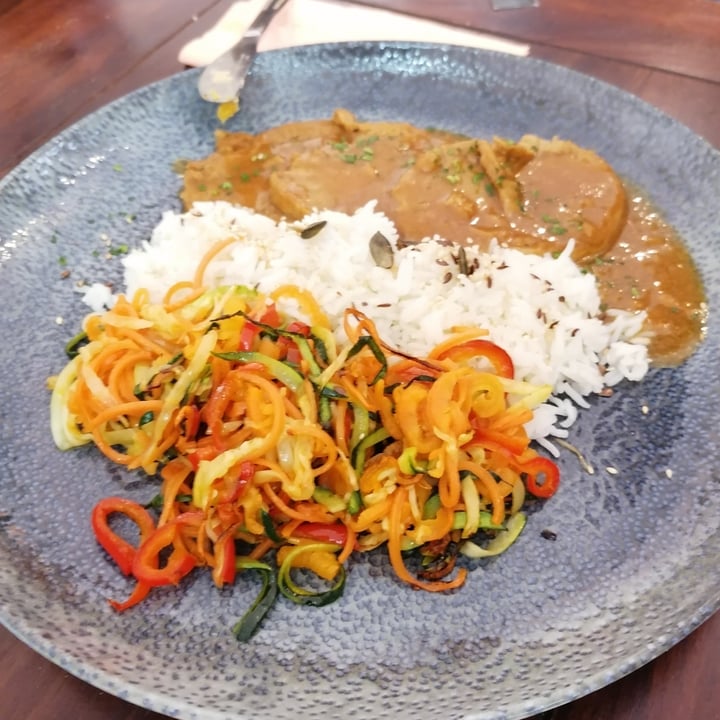 photo of Artha Seitan in umido con riso basmati e verdure cotte nel wok shared by @eleonorasoricaroyoga on  20 Apr 2022 - review