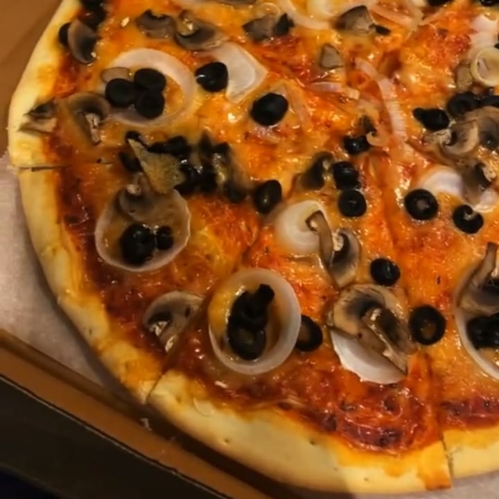 photo of Vegan Street الشارع النباتي Mushroom pizza shared by @zaytona on  17 Nov 2021 - review