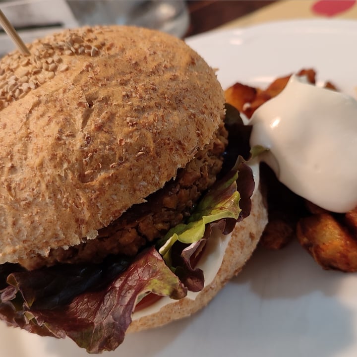 photo of Dulcamara Vegan Bakery & Bistrot Veg burger gourmet shared by @simplydaisy on  10 May 2022 - review