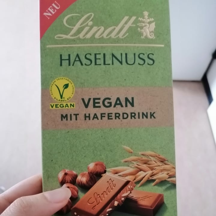 photo of Lindt Haselnuss Vegan Mit Haferdrink shared by @giulibonsi on  27 Nov 2021 - review
