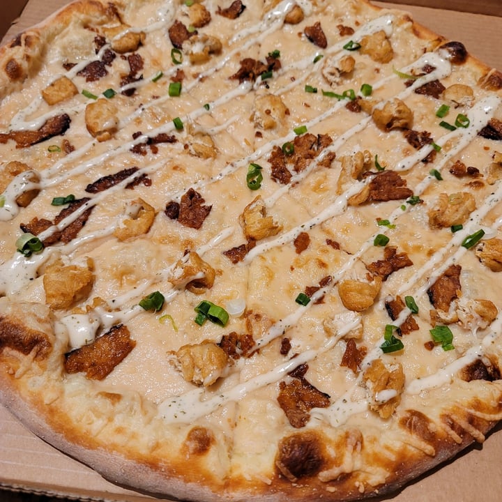 photo of Whole Foods Market Vegan Chicken Bacon Ranch Pizza shared by @cassiegraf on  24 May 2021 - review