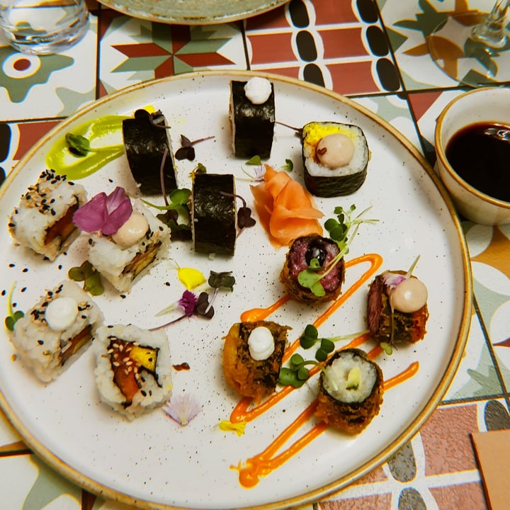 photo of La Modernista Tabla de sushi 12 piezas. shared by @safariveg on  12 Oct 2021 - review