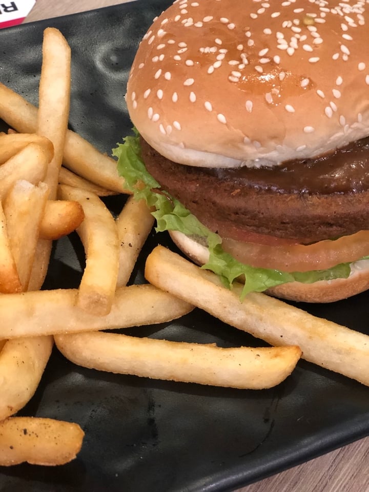 photo of Greendot Vivocity Black Pepper Soya Burger with Fries shared by @iamkarenina on  20 Mar 2020 - review