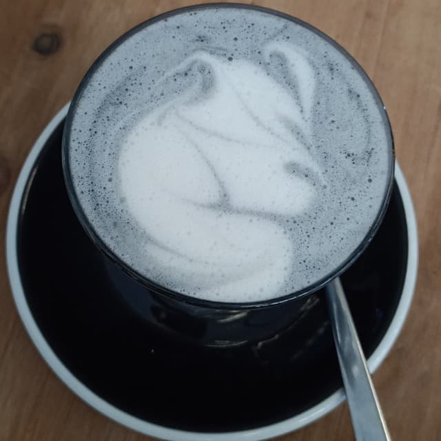 Foto do prato “Charcoal Maca Latte”