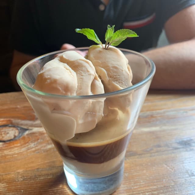 菜肴“Postre de helado de avellanas con shot de café”的照片