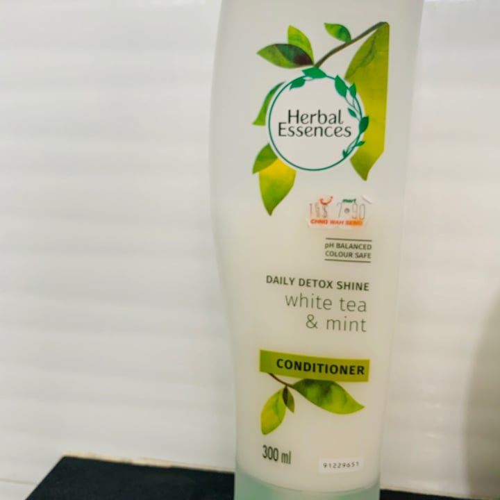 photo of Herbal Essences Acondicionador hierbas verdes y aceite de menta shared by @kristenchng on  09 Sep 2020 - review