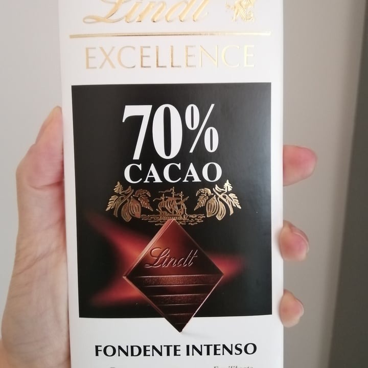 review photo of Lindt 70% Lindt Excellence Intense Dark shared by @veganviviana on 13 Apr 2022 - review