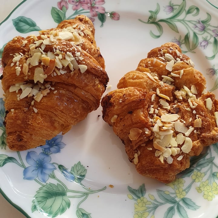 photo of Dolce Bakery Almond Croissant shared by @semacleod on  06 Mar 2022 - review