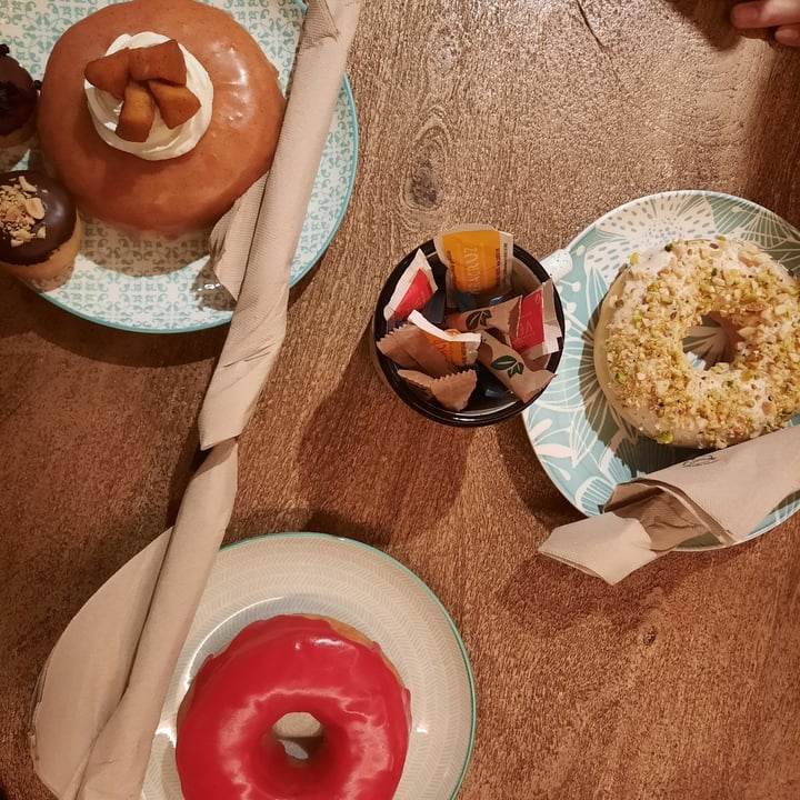 photo of VegAmazing Doughnuts Donut De Manzana Y Nata shared by @jaimtt on  06 Sep 2021 - review