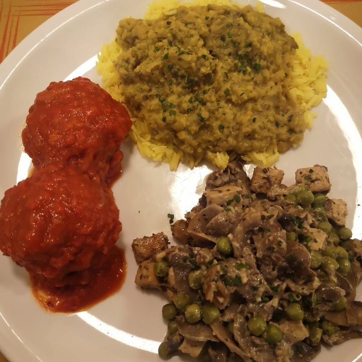 photo of Lunanuova Ristorante Vegetariano Polpette Di Legumi Con Salsa Piccante Al Pomodoro, Riso Basmati Con Dahl Di Carciofi E Spezzatino Di Tofu Con Funghi E Piselli shared by @laurarft on  27 Nov 2021 - review