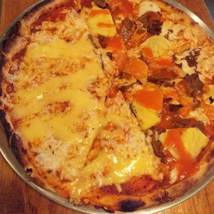 photo of Salvaxe Pizza cuatro quesos y chuleta hawaiana shared by @omar0505 on  04 Dec 2020 - review