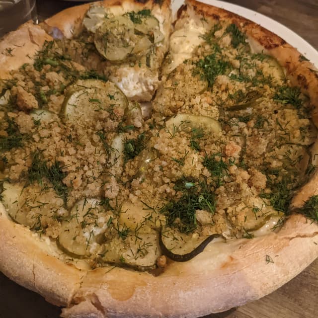 「Deep Fried Pickle Pizza」の料理の写真