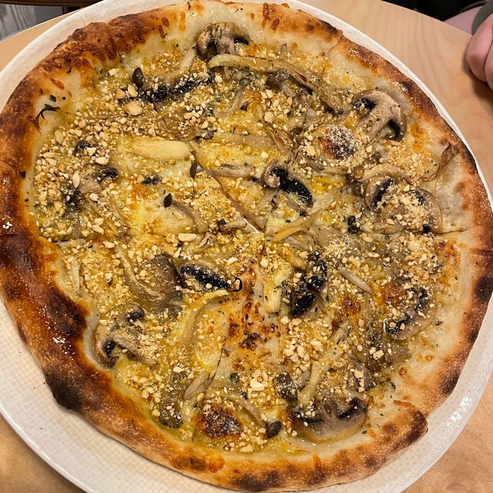 photo of Real Food Mushroom Sourdough Pizza (Veganised) shared by @ahgeng on  04 Oct 2021 - review