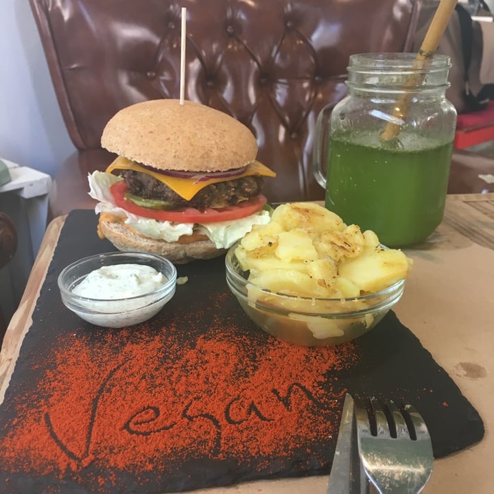 photo of La Libélula Vegan Café Vegan burger shared by @mecedoratejedora on  25 Nov 2019 - review