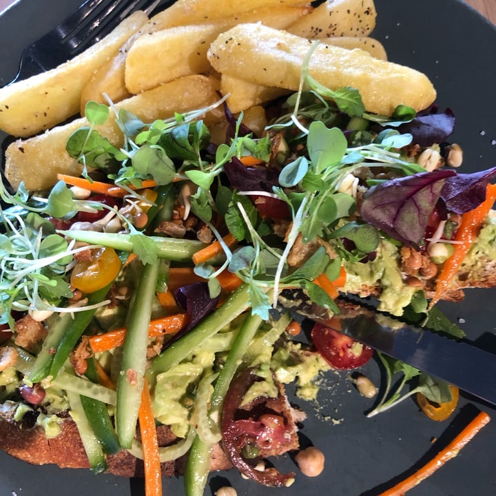 review photo of Woolworths Farrarmere Salad sandwich shared by @colldelaney on 10 Nov 2022 - review