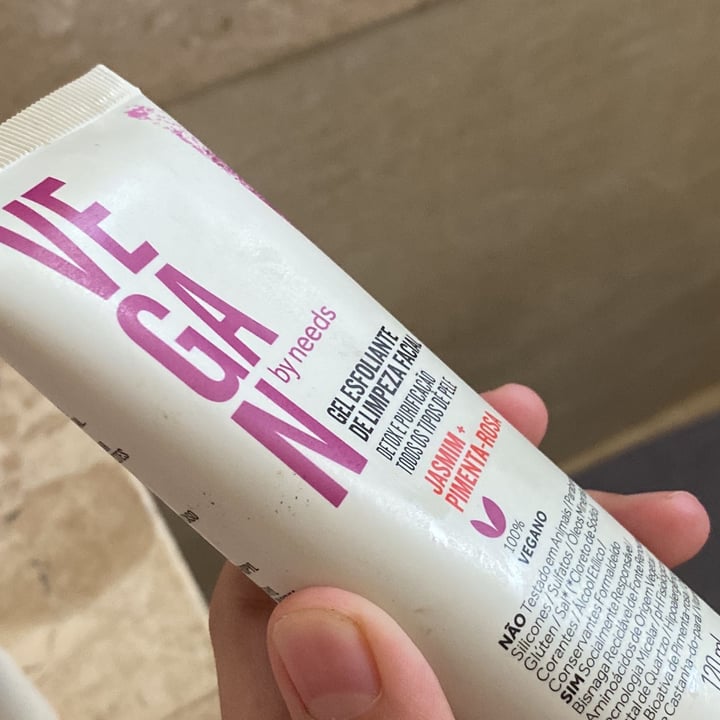 photo of Vegan by Needs Gel esfoliante de limpeza facial shared by @catarinagc on  21 May 2022 - review