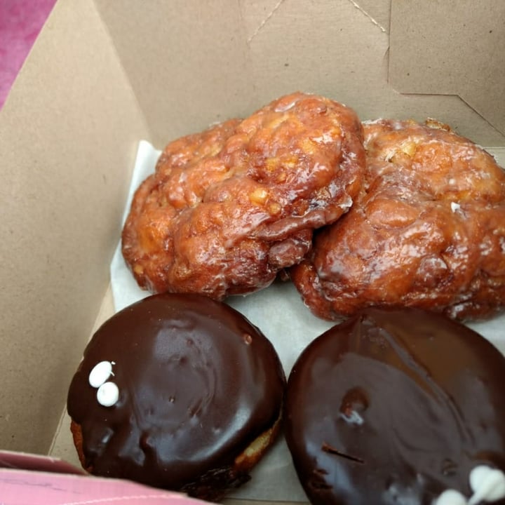 photo of Voodoo Doughnut Apple Fritter shared by @thaissaito on  12 Jul 2021 - review