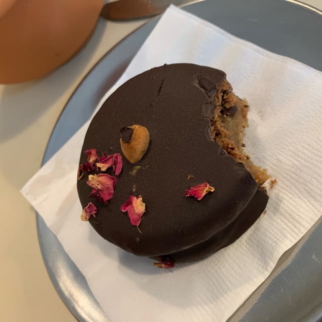 菜肴“Alfajor de dulce de coco y chocolate”的照片