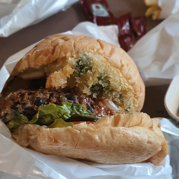 review photo of VeganMunch Jalapeño popper burguer shared by @gustavoslaf on 01 Oct 2021 - review