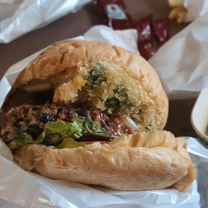 photo of VeganMunch Jalapeño popper burguer shared by @gustavoslaf on  01 Oct 2021 - review