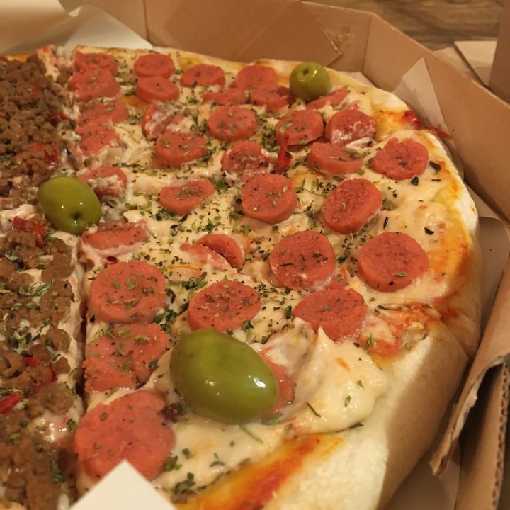 photo of Pizza Who? Empanadas and Pizzas Premium Pizza con Salchichas shared by @claracartasegna on  06 Sep 2022 - review