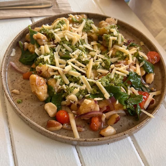 Photo of the dish “Nhoque de baroa ao pesto caseiro e espinafre e castanhas”