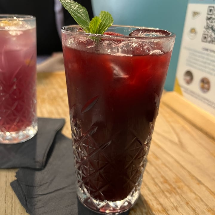 review photo of Crazy Cat Café Bevanda fragola e carcadè shared by @faust on 17 Jul 2022 - review