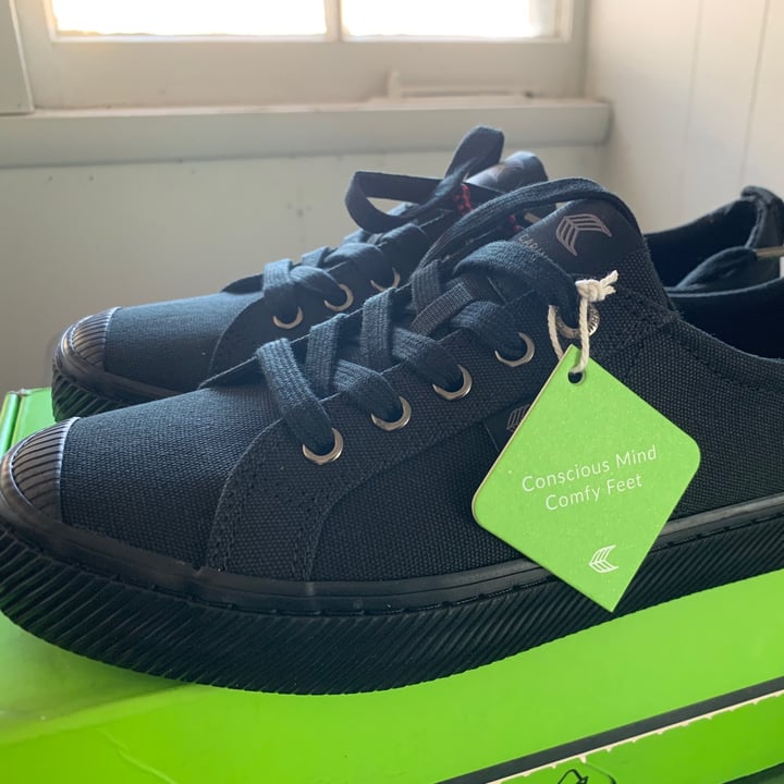 photo of Cariuma All Black Canvas Sneakers shared by @allhess on  22 Jan 2021 - review