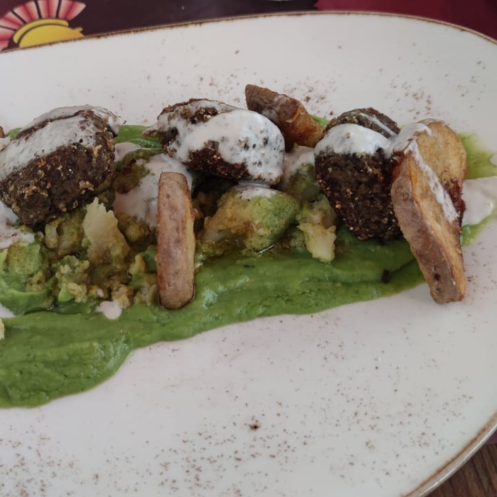 photo of Rifugio Romano Polpette proteiche su crema di broccolo con broccoli ripassati, patate croccanti e crema di anacardi shared by @jandrew77 on  13 Feb 2022 - review