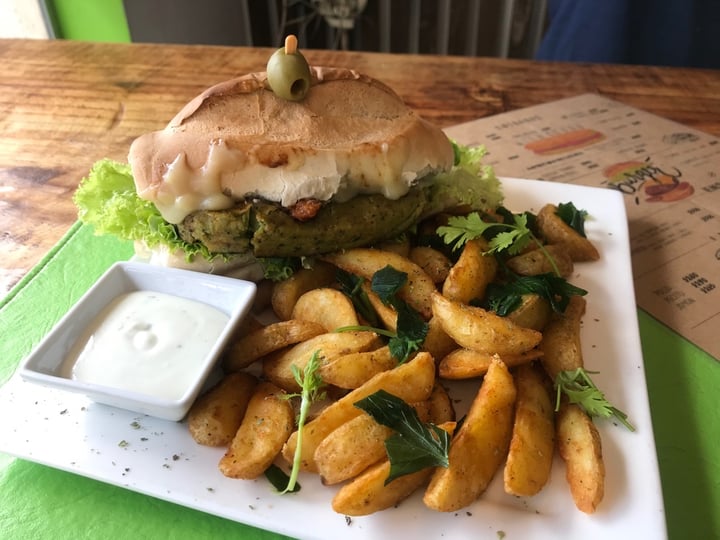 review photo of verde lima Hamburguesa Completa Vegana shared by @secuatro on 15 Apr 2020 - review