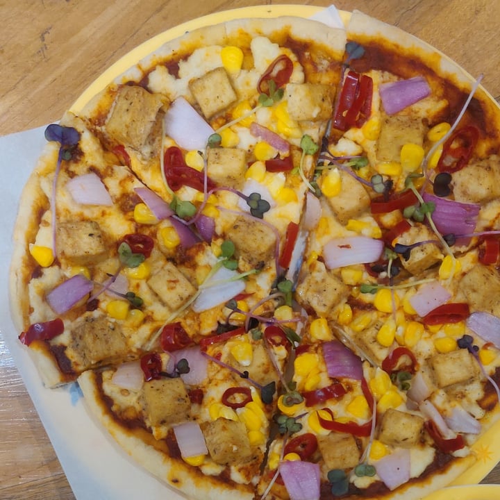 photo of La cane bistro Jamaican jerky tofu pizza shared by @aveganfantasy on  16 Nov 2021 - review