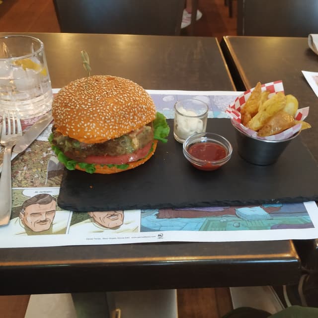 菜肴“Hamburguesa De Lenteja Y Patata Gajo”的照片