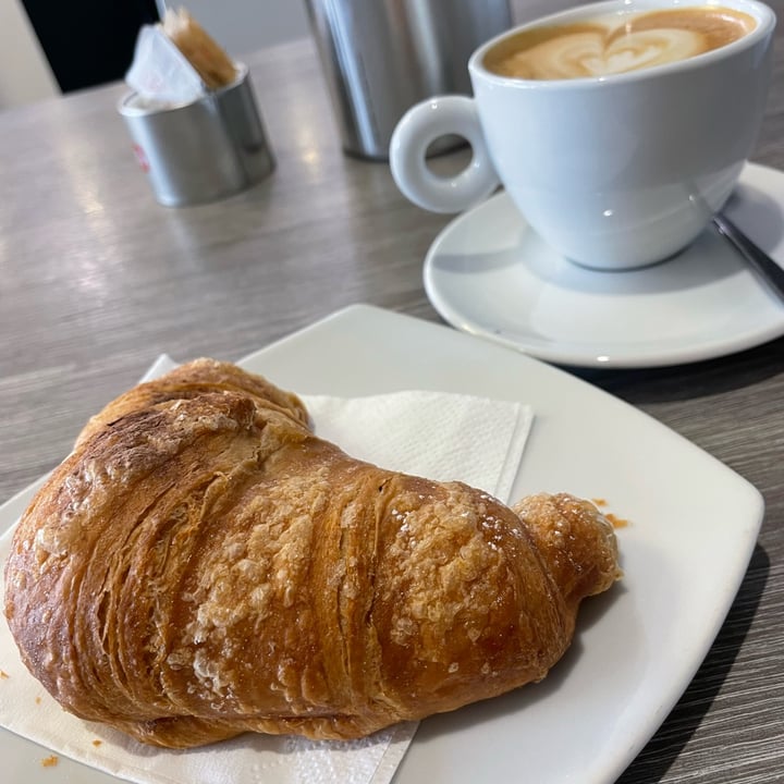 photo of Animo Ristocaffé Croissant Vegano Alla Nocciola shared by @veronical on  13 Aug 2022 - review