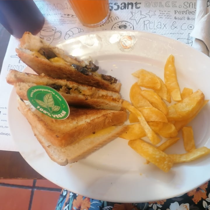 photo of La Desayunería Grilled Cheese Sandwich shared by @lauretalaulau on  24 Aug 2022 - review