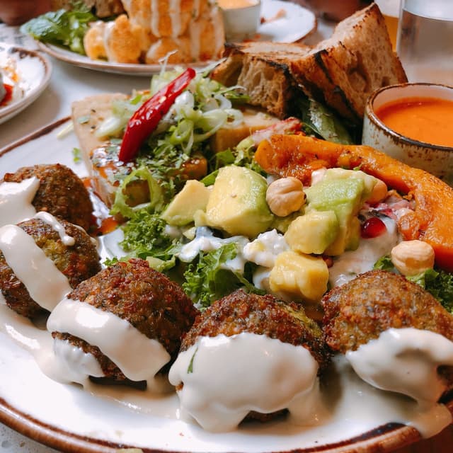 菜肴“Falafel con tahini y avocado, kale & summer squash”的照片