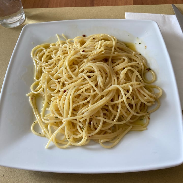 photo of Trattoria Il Cantinon Pasta Aglio Olio E Peperoncino shared by @psicopompo on  27 Aug 2022 - review