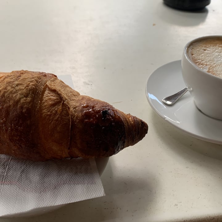 photo of Oasi Bar croissant vegano all’albicocca e cappuccino di soia shared by @rabarbaro on  08 Aug 2022 - review