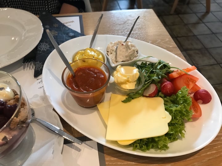 review photo of Laudis Sauerlandstuben vegane Frühstücksplatte und Vanillepudding (vegan breakfast options) shared by @hannaah on 29 Dec 2019 - review