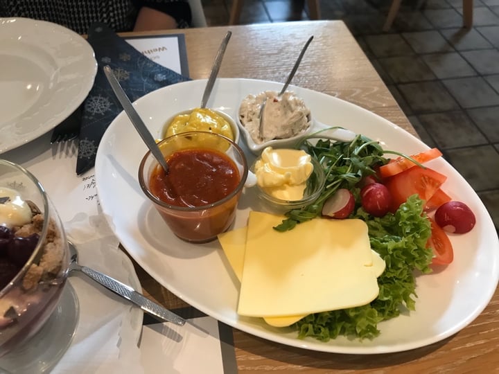 photo of Laudis Sauerlandstuben vegane Frühstücksplatte und Vanillepudding (vegan breakfast options) shared by @hannaah on  29 Dec 2019 - review