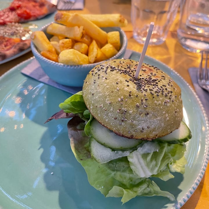 photo of La Serra Ristorante Pizzeria Veggie burger shared by @martinadibernardo on  03 May 2022 - review
