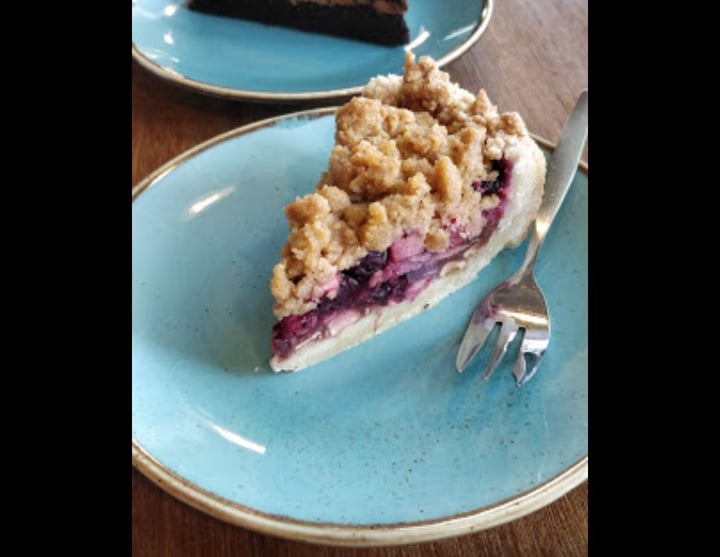 photo of Black & White KAFE Apple crumble and carrot cake shared by @ghiro on  25 Jan 2020 - review