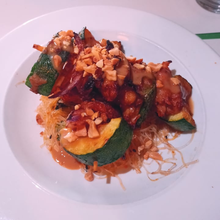 photo of VEGA Brochetas de Heura y verduras con salsa satay y fideos de arroz japoneses shared by @anadmp on  18 Jun 2021 - review