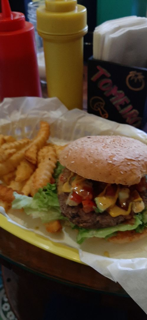 photo of Tomeiro, garnacha vegana Hamburguesa De Frijol Con Quinoa shared by @paolacastrejon on  09 Feb 2020 - review