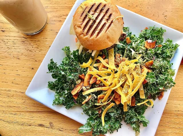 Foto do prato “Royal burger + Transformed kale salad”