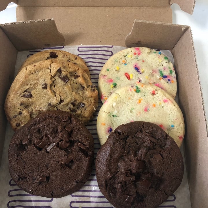 photo of Insomnia Cookies Sixpack shared by @elijames on  10 Jun 2021 - review