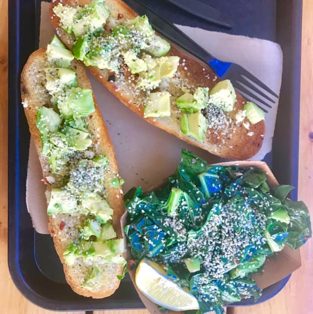 菜肴“Avocado Toast with Braised Greens”的照片