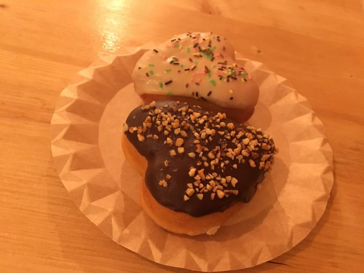 photo of Vegan Queen Donuts de chocolate shared by @mariamarie on  06 Jun 2020 - review
