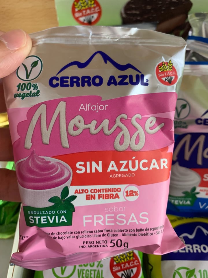 review photo of Cerro Azul Alfajor de Mousse de Fresas shared by @micky04 on 05 Feb 2020 - review